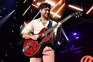 「ナイル・ホーラン、ルイス・キャパルディと路上ライブでコールドプレイをカバー」