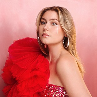 「BTS・Vも注目するオランダ発のZ世代ポップスター、マキシーンが新曲をリリース」