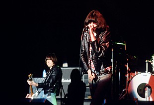 「ラモーンズ出演『ロックンロール・ハイスクール』日本版予告編＆新場面写真が到着」