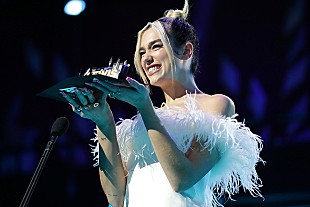 「デュア・リパ、デニムのビキニ姿で27歳の誕生日を祝う」