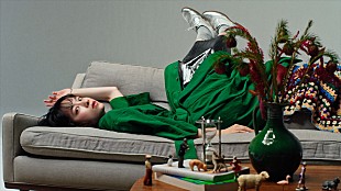 「TOMOO、“ひっくり返す”ようなカメラワークの「オセロ」MVを公開」