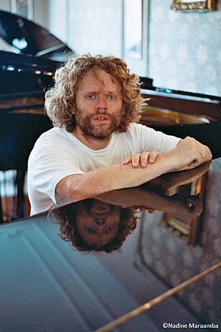 「ベニー・シングス、9月にビルボードライブで行う来日公演に向けて、コラボで所縁のあるTENDREから届いた質問に答えるメールインタビューが公開」