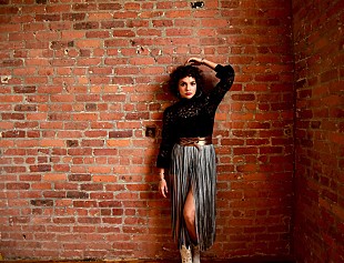 「ノラ・ジョーンズ、故レナード・コーエン「スティア・ユア・ウェイ」の情熱的なカバー公開」