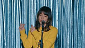 あいみょん「あいみょん、“集中力高めで”撮影に挑んだ新曲「強くなっちゃったんだ、ブルー」MV公開」1枚目/2