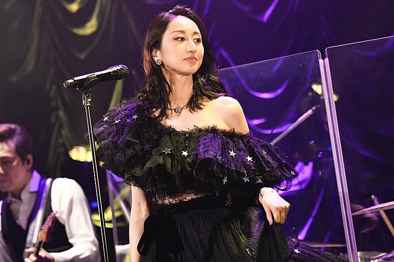 Ms.OOJA 、小泉今日子「木枯しに抱かれて」ライブMV公開 | Daily News