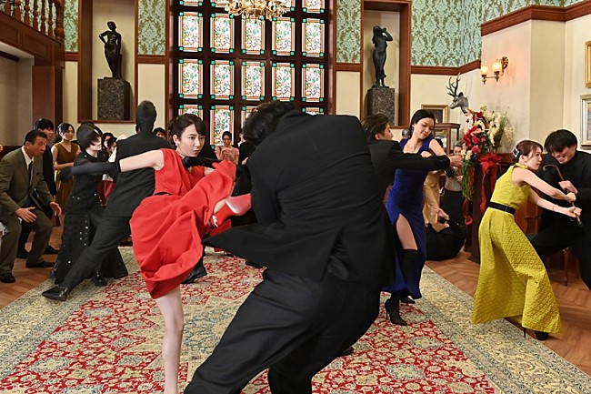 「映画『七人の秘書』から場面写真が到着　木村文乃、菜々緒らの華麗なアクションに注目」1枚目/1