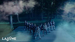 「JO1、赤いバラの情熱的な雰囲気を表現した新曲「Rose」パフォーマンスビデオを公開」