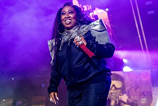 「ミッシー・エリオット、名を冠した道路が地元に誕生し母校に凱旋「クラスのお調子者だった」」