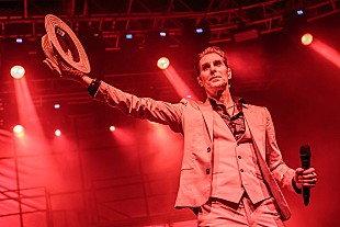 「ジェーンズ・アディクション、ペリー・ファレルの負傷により5公演をキャンセル」