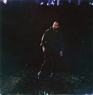 「アンノウン・モータル・オーケストラ、母親に捧げる新曲「I Killed Captain Cook」のMV公開」