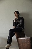 JIN「BTSのJIN、ソロシングル2つ目のコンセプトフォトは「Lunar Eclipse」」1枚目/2