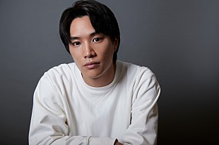 「鈴木伸之、Tani Yuukiが書下ろしたデビュー曲を語るオフィシャルインタビュー到着」
