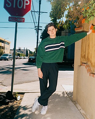 「ニッキー・ユーア、全米TOP5入りした「サンルーフ」に続く新曲「アイズ・オン・ユー」公開」