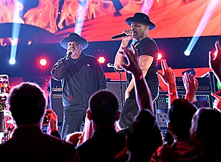 「ランDMC、約20年ぶりに「クリスマス・イン・ホリーズ」を披露」