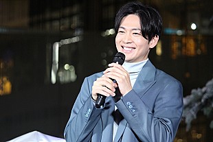 「松下洸平「最高。ありがとうございます！」　歌唱を合図に、クリスマスツリ－がライトアップ」