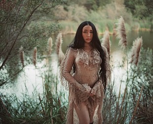 「ノア・サイラス、デビュー作『ザ・ハーデスト・パート』DX版発売　新たに6曲を追加収録」