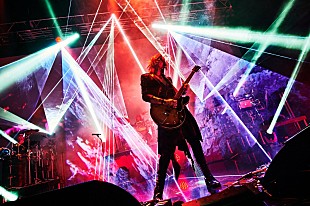 「SUGIZO、ソロ始動25周年を祝した記念イベントのライブレポートが到着」