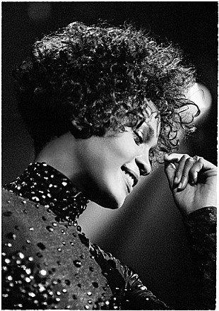 「ホイットニー・ヒューストン、全33曲のMV集付き最新ベスト盤が発売」