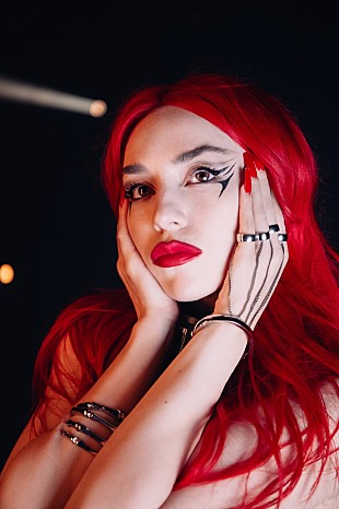 「エイバ・マックス、80年代ディスコを彷彿させる新曲「Dancing's Done」公開」