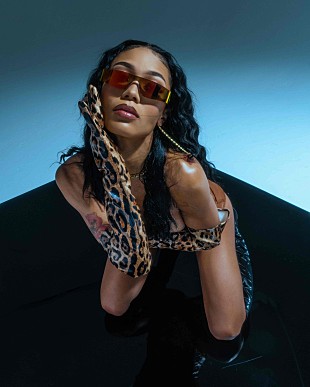 「コイ・リレイ、新曲「ウェイステッド」は報われない恋愛について歌ったバラード」