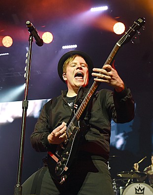 「フォール・アウト・ボーイ、トリオ編成で新曲を初披露」