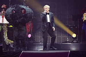 ＜ライブレポート＞香取慎吾、自身初のソロアリーナ公演で見せた変幻自在のエンタテイメント・ショー | Daily News | Billboard  JAPAN