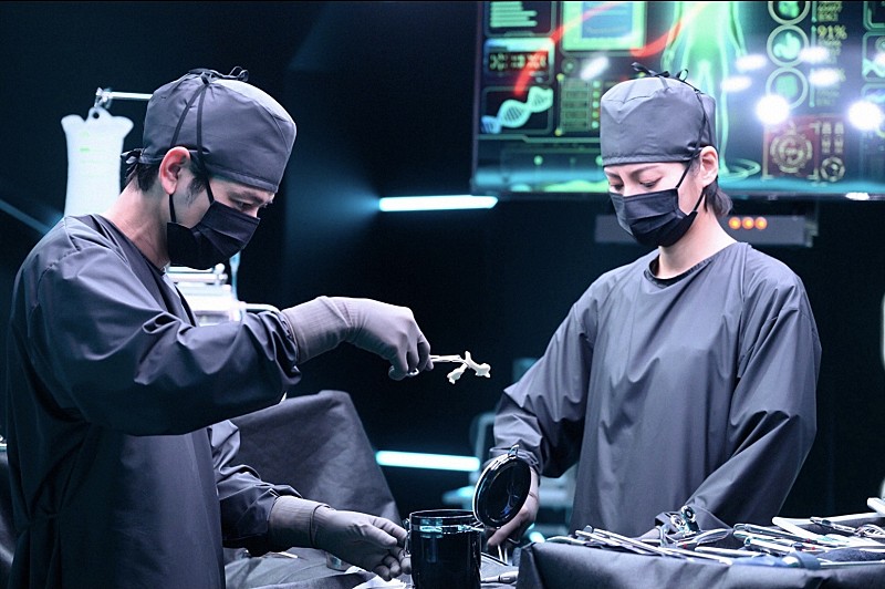 「「Get Ready！」“エ－ス”妻夫木聡の犯人たちへの“仕掛け”に「スカッとした」　謎の運び屋役で登場した鈴木亮平にも大きな反響」1枚目/1