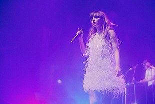 「＜ライブレポート＞CHVRCHES、コンセプチュアルなステージを魅せた4年ぶり待望の来日公演」