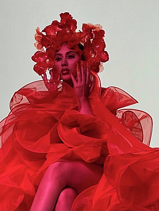 「カリ・ウチス、新曲「I Wish you Roses」のMV公開」