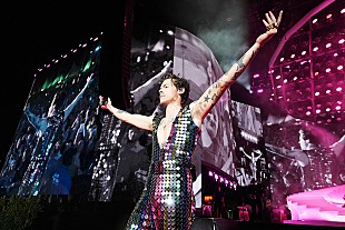 「ハリー・スタイルズ、ライブ中にズボンが破けるハプニング」