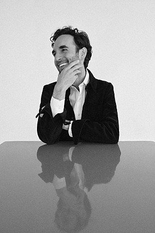 「ジュリアン・ラージ、新作EP『ザ・レイヤーズ』からタイトル曲を公開」