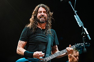 「デイヴ・グロール、お気に入りウィスキー・ブランドの【スーパーボウル】CMに出演」