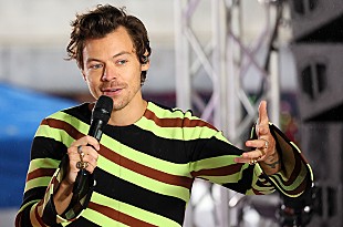 「ハリー・スタイルズ、ファンから「ハッピー・バースデー」の合唱で29歳の誕生日を祝福される」