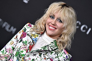 「マイリー・サイラス、「フラワーズ」3週連続1位獲得を祝福「魔法のような瞬間」」