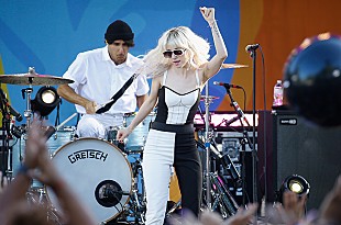 「パラモア、ニューAL収録曲が“料理上手な”テイラー・スウィフトにインスパイアされていると語る」