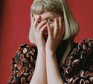 「来日間近のシンガーソングライターのオーロラ、日本へのメッセージ動画が到着」