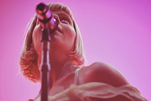 「オーロラ、約3年ぶりの単独来日公演レポート到着 当日のセットリストのプレイリストも公開」