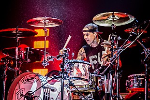 「ブリンク182のツアーを控えるトラヴィス・バーカー、再び薬指を負傷」