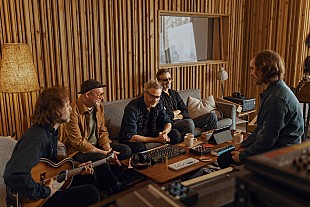 「ザ・ナショナル、新曲「New Order T-Shirt」を公開「バンドの未来にとって、本当に重要な曲」」