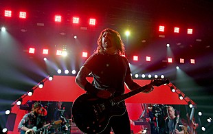 「フー・ファイターズのデイヴ・グロール、米LAのホームレスにバーベキューを提供」