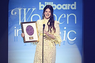 「【2023ビルボード・ウィメン・イン・ミュージック】ラナ・デル・レイ、＜ヴィジョナリー賞＞受賞スピーチで「幸せでいることが究極のゴール」」