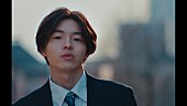 「imase、スーツ姿で新曲「僕らだ」MVに登場」1枚目/10