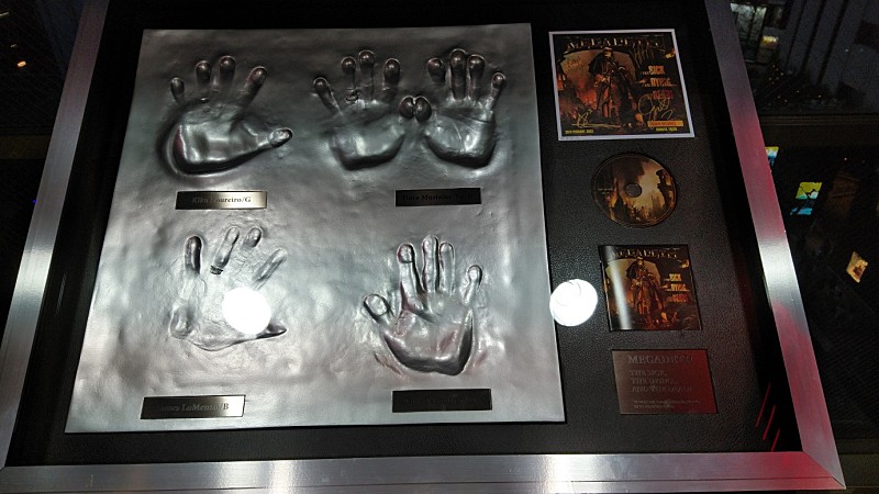 メガデス、メンバー全員の手形の展示がタワレコ渋谷でスタート