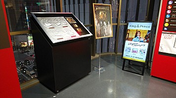 メガデス、メンバー全員の手形の展示がタワレコ渋谷でスタート | Daily