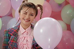 「安斉かれん、自己肯定感強めのレトロ・ポップソング「ら・ら・らud・ラヴ」MVでダンス」