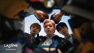 「INI、幼少期の写真を『DROP That』コンセプト・トレーラーで初公開」