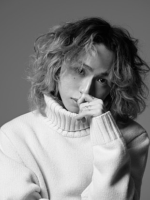 「Kvi Baba、鞘師里保が出演するMVのメイキング映像を公開」