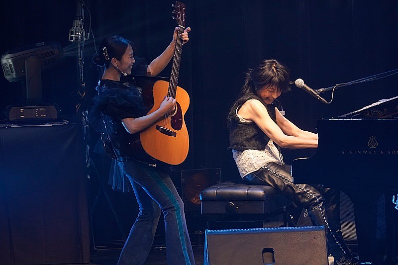 岸谷香「miwaちゃん、すごくいい！」と絶賛、弾き語り2マンツアー最終公演のライブレポ到着