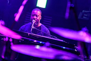 「＜ライブレポート＞ロバート・グラスパー、未だ見ぬブラック・ミュージックの新境地を提示した伝説の一夜」