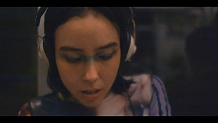 「マイカ・ルブテ、ミニアルバムより新曲「Rainbow Light Eyes」を先行リリース」